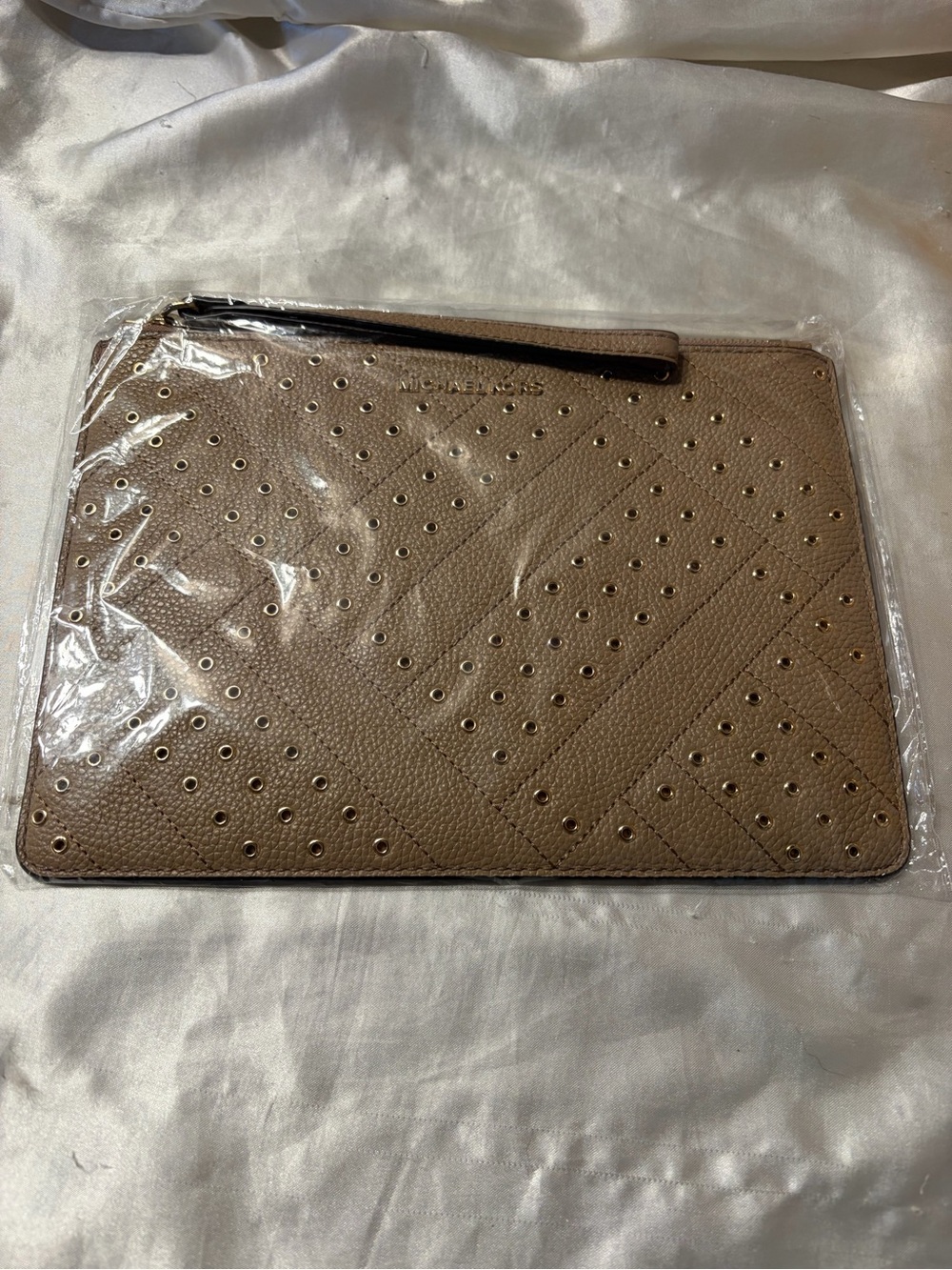 Michael kors tan clutch/wrstlet